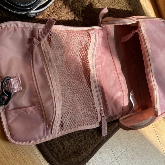 Bundle of assorted toiletry bags - Picture 12 of 14